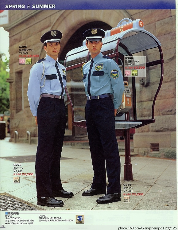 本厂保安买新的工作服,从工资中扣款200元,做